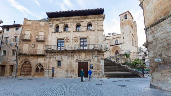 Ancien Palais de Justice d’Estella avec San Pedro de la Rua en arrière-plan